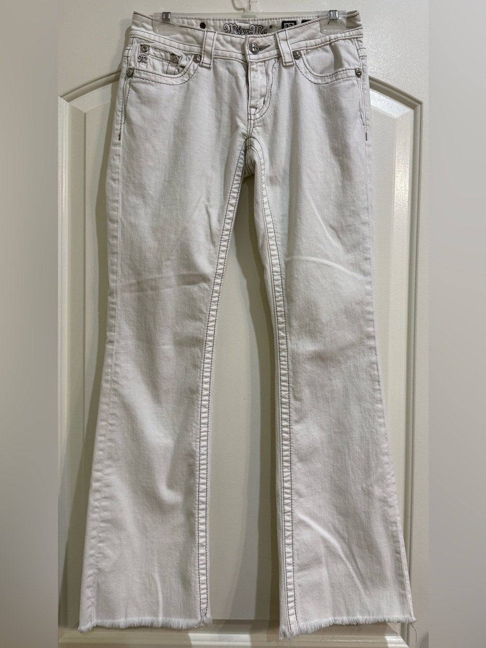 Miss Me Women’s Off White Denim Low Rise Boot Cut With Rhinestones Size 27